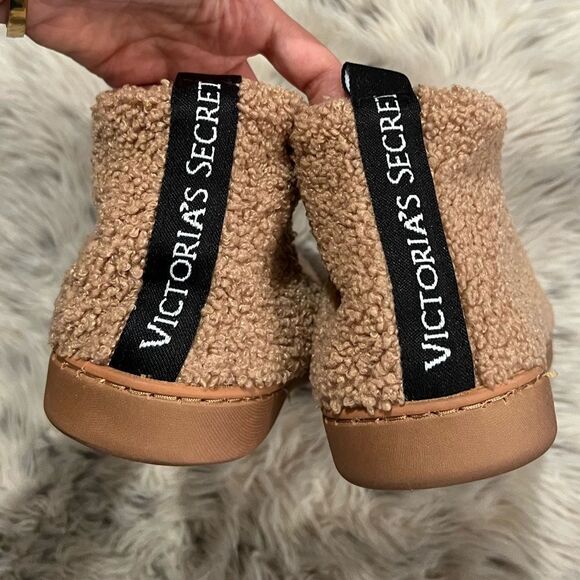 Victoria’s Secret Fleece Slippers Bootie - Picture 6 of 10